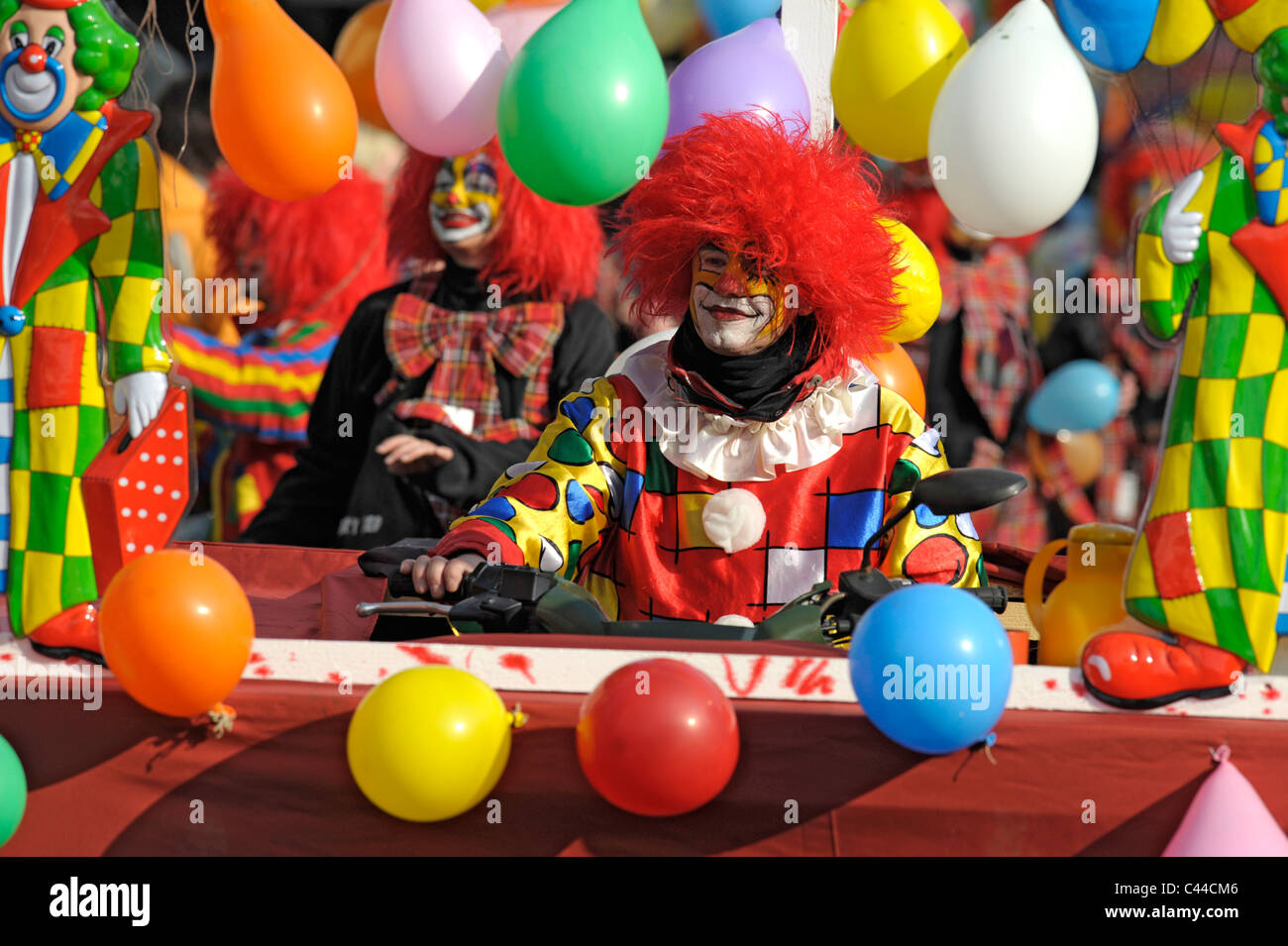 Karnevalsumzug mit Kostümen in Bad Hindelang, Bayern in Deutschland Stockfoto