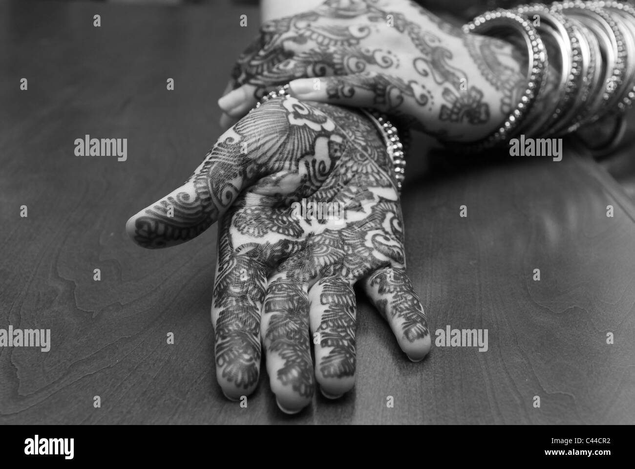 Schwarz/weiß Foto der Hände, zeigt den Kontrast des Designs auf der Hand. Die Kunst des Henna Stockfoto
