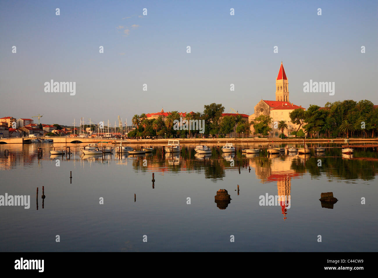 Trogir am Morgen. Reflexion der Kathedrale st. Dominik im Meer, Kroatien Stockfoto