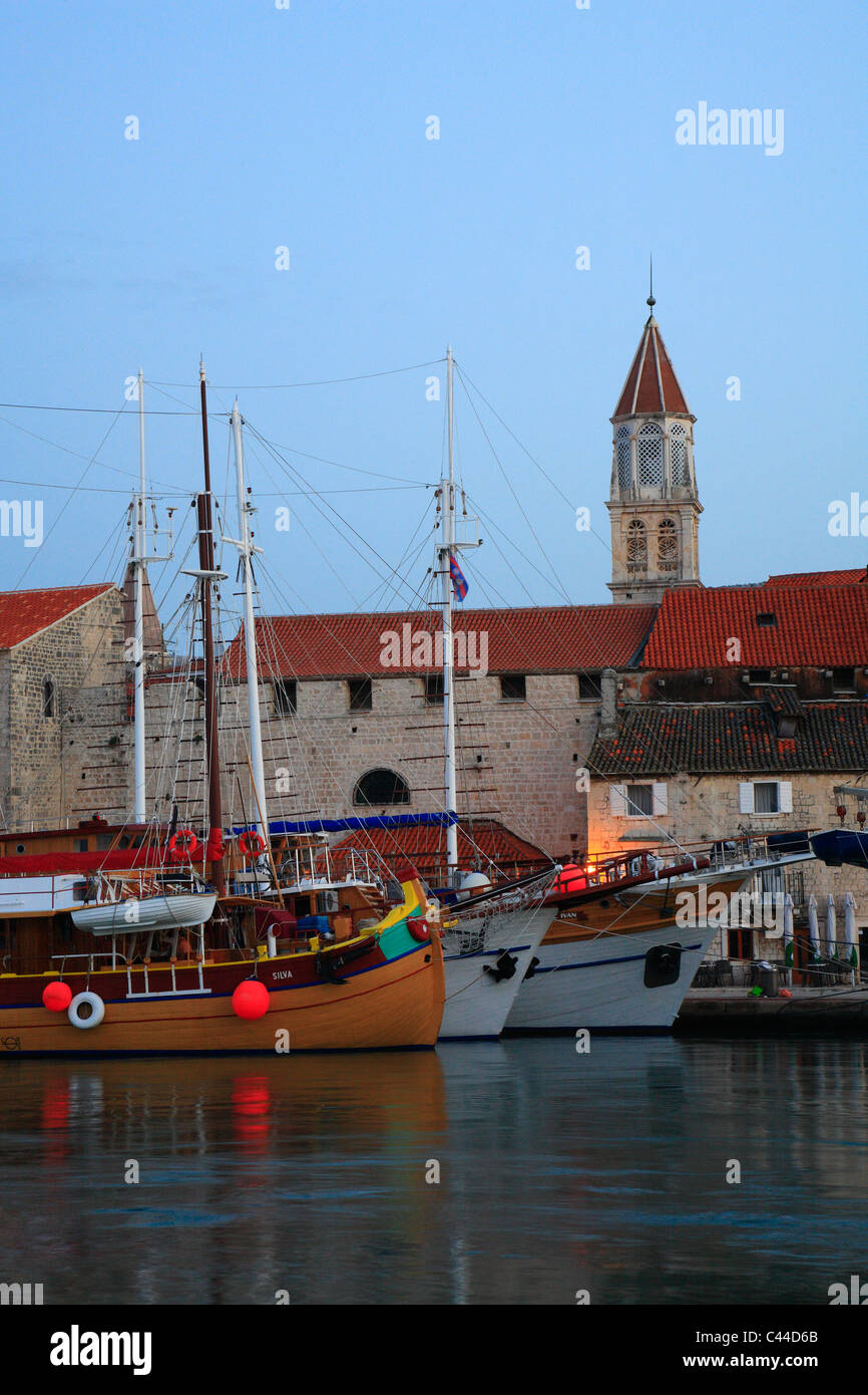 Segelboote Werftzeit in Stadt Trogir Stockfoto