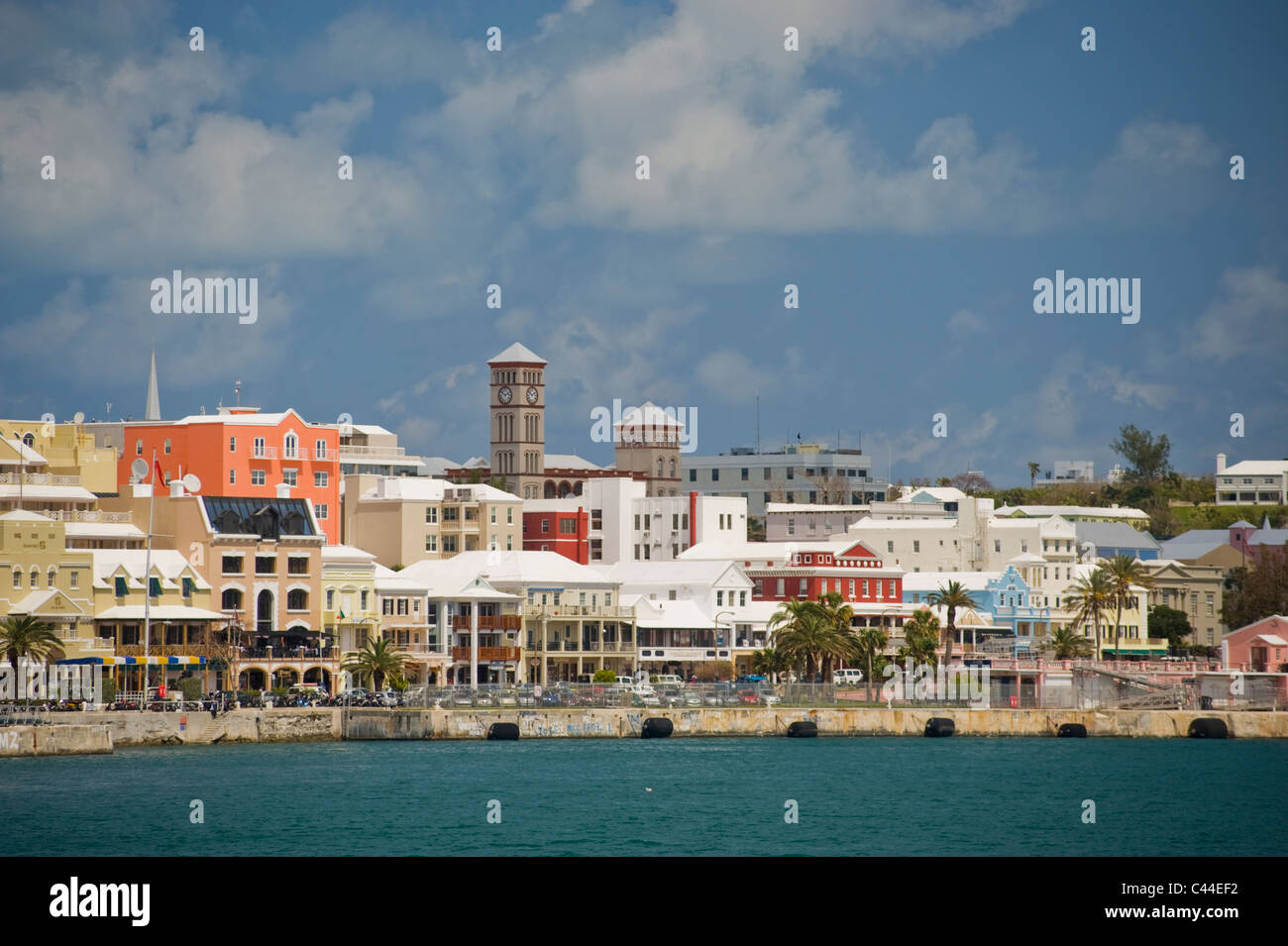 Die Uferpromenade und bunte, historische Architektur von Hamilton, Bermuda. Stockfoto