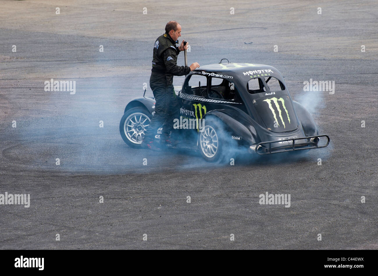 Terry Grant Stuntfahrer erklingt in Santa Pod, Rauchen die Reifen tun donuts Stockfoto