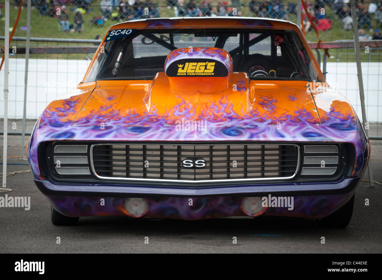 Vorderseite des Dragster-Rennwagen auf dem Santa Pod Raceway. In den Gruben geparkt. Hell lila und orange Lackierung. Stockfoto