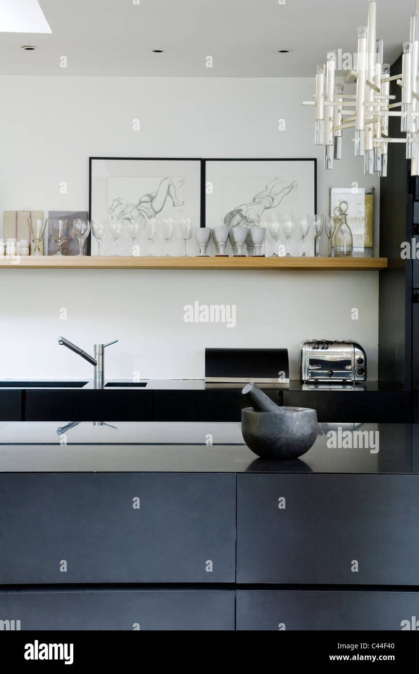 Minotti Stil Küche mit Granit-Arbeitsplatten, moderner Beleuchtung und Mörser und Stößel Stockfoto