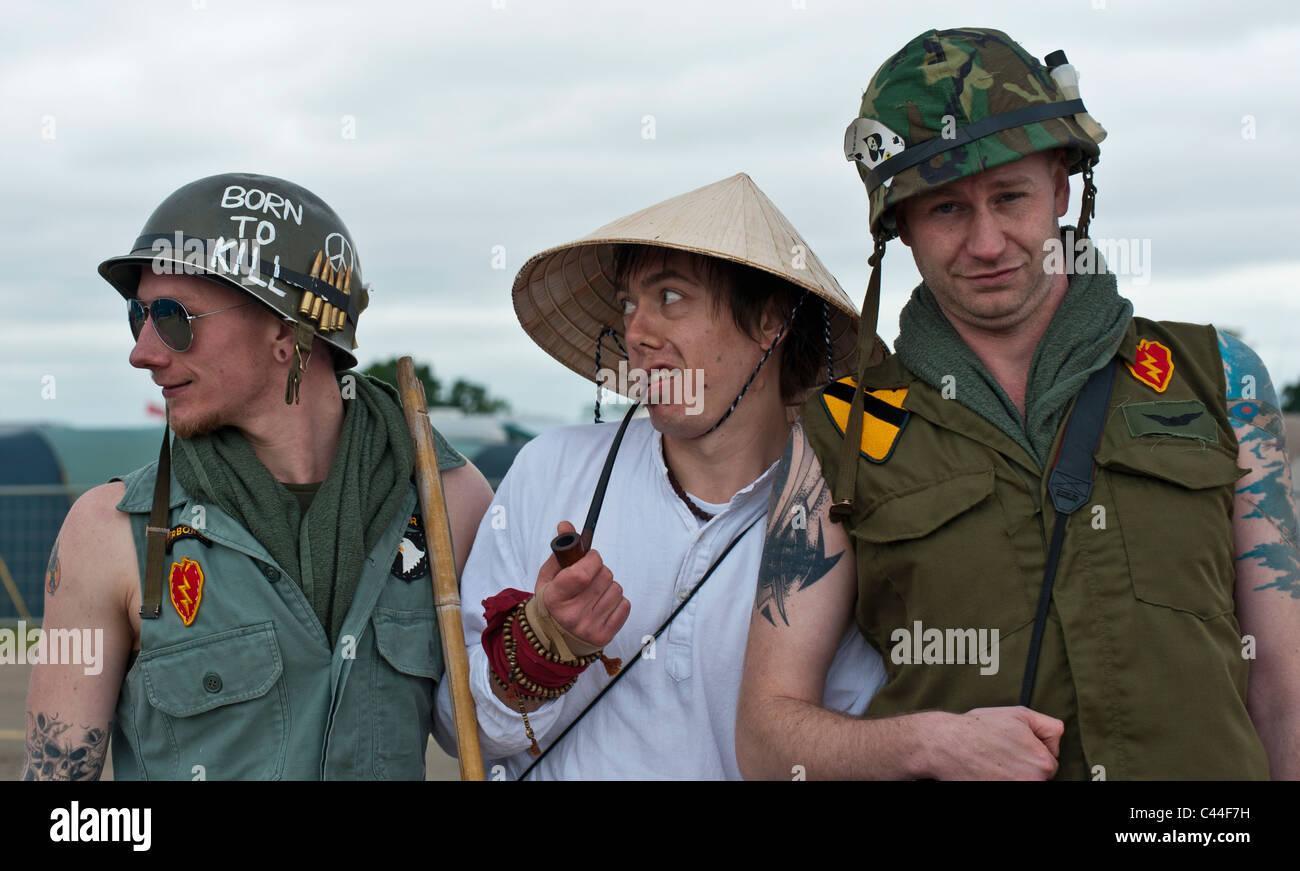 Drei junge Männer verkleidet als amerikanische GIS in den Vietnam-Krieg mit vietnamesischen person Stockfoto
