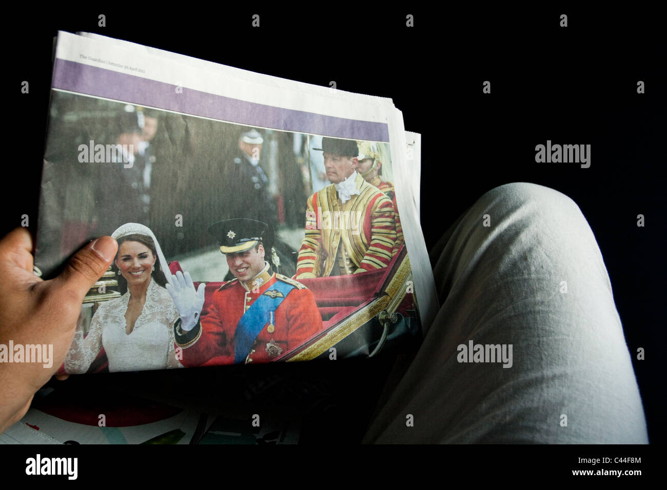 Wiil und Kate Royal Wedding auf einer Zeitung Stockfoto