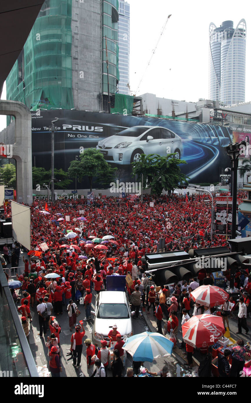 Thai regierungsfeindliche "Red Shirt" Demonstranten versammeln sich in einer massiven Widerstand-Kundgebung in Bangkok Stockfoto