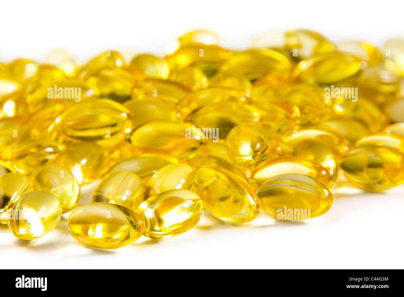 Vitamin E-Pillen auf weißem Hintergrund Stockfoto