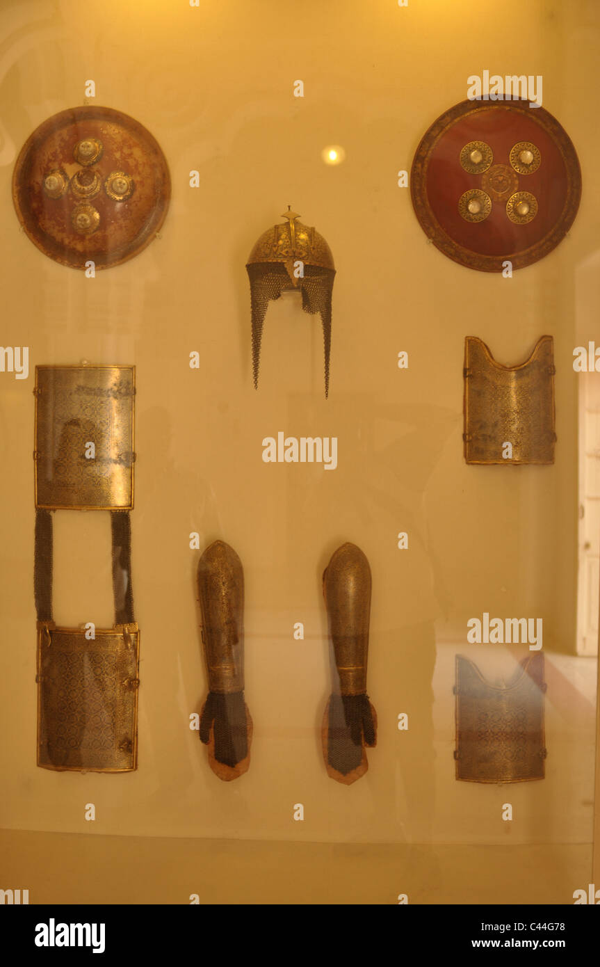 Königliche Schilde & Schutzausrüstung legen Sie für die Anzeige in einem Museum in Umaid Bhawan Palace in Jodhpur. Stockfoto