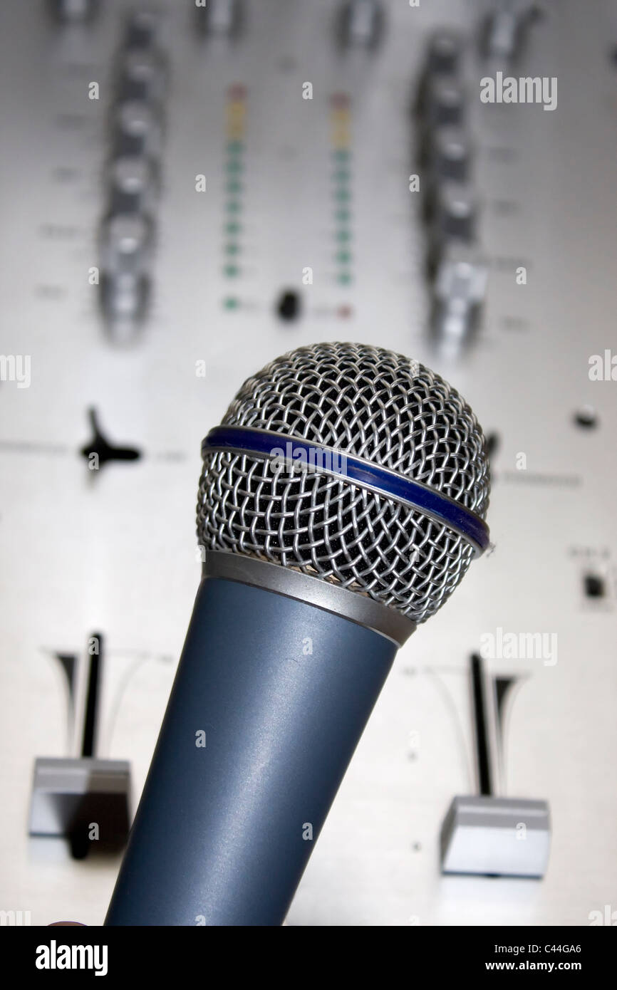 Mikrofon mit sound-Mixer im Hintergrund Stockfoto