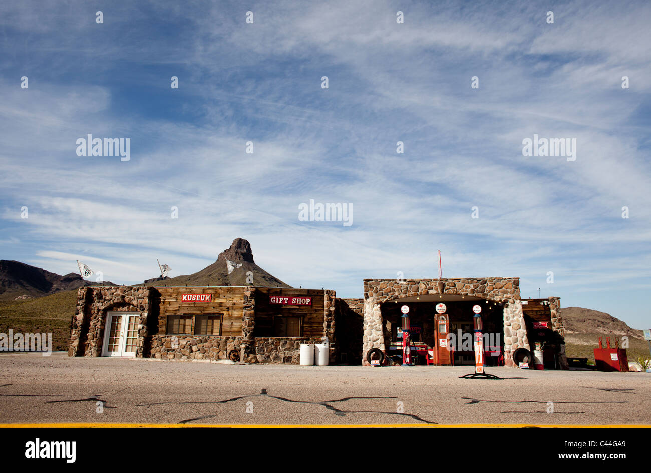 Ein Museum, Souvenirshop und Tankstelle außerhalb Oatman, Arizona entlang der historischen Route 66. Stockfoto