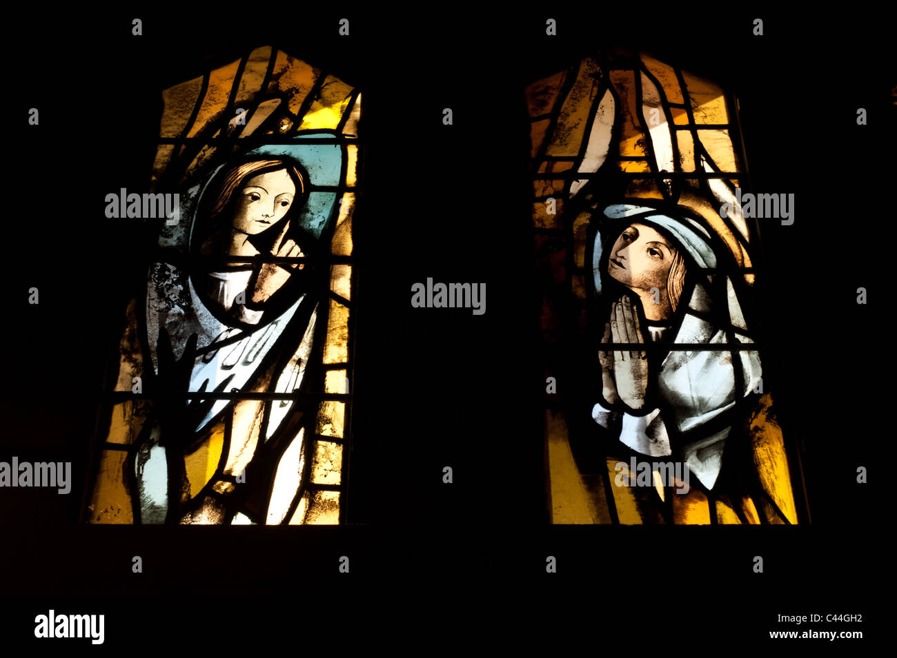 Glasfenster in der katholischen Kirche der Mariä Verkündigung zeigen den Erzengel Gabriel und Maria. Stockfoto
