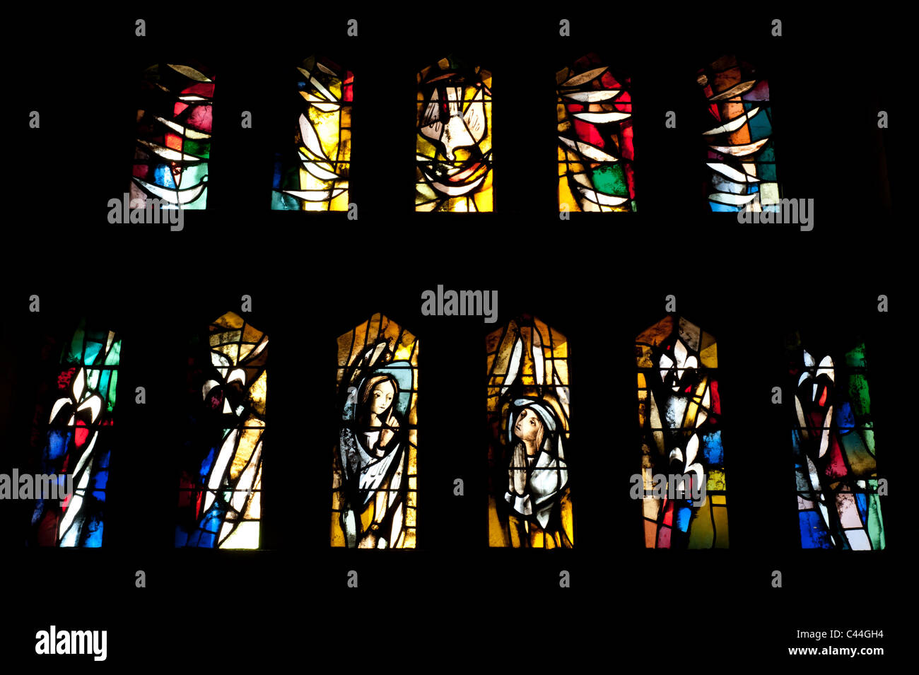 Glasfenster in der katholischen Kirche der Mariä Verkündigung zeigen der Heilige Geist wie eine Taube, die Angel Gabriel und Maria. Stockfoto