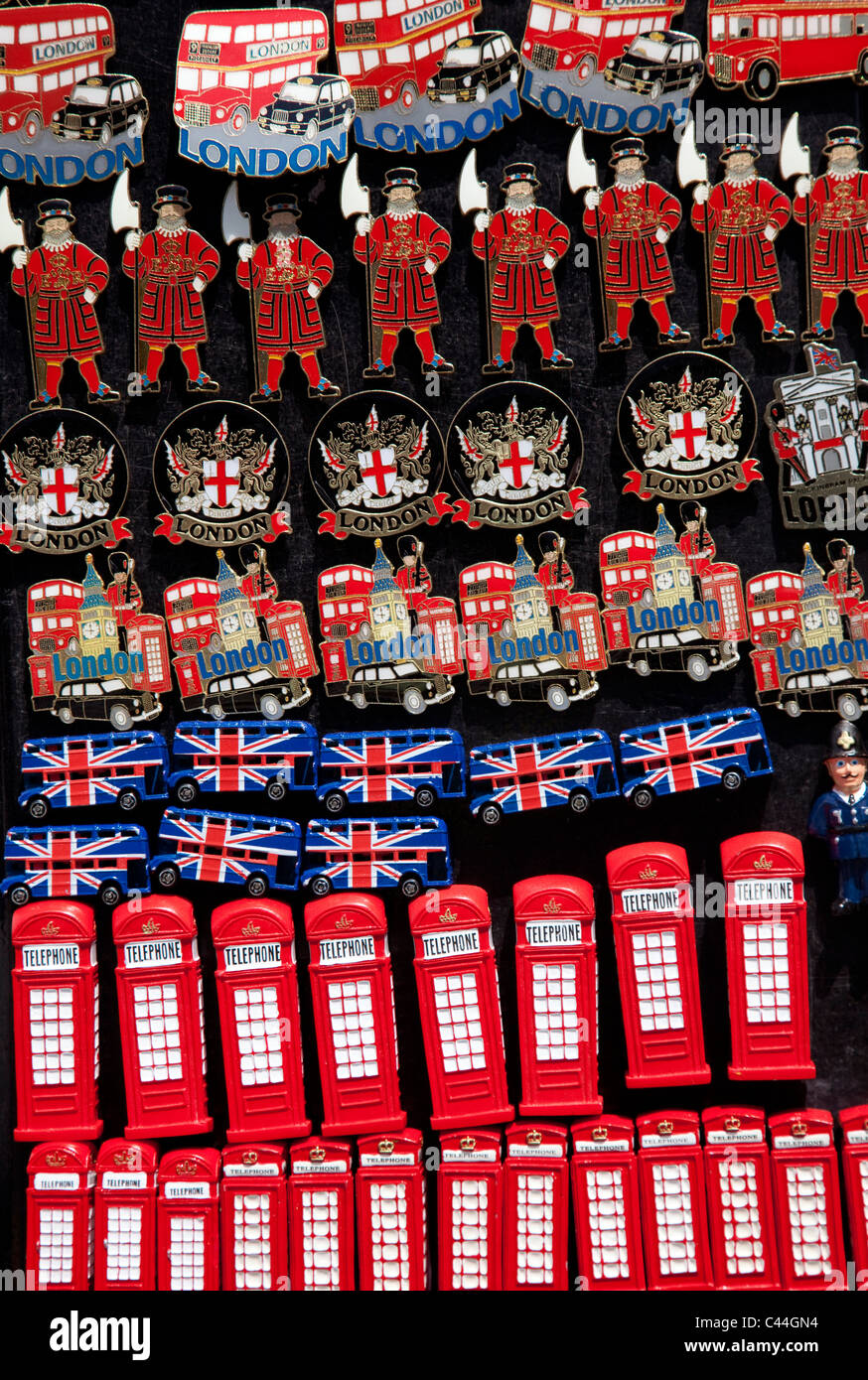 London-Souvenir-Abzeichen angezeigt vor Geschäft, London Stockfoto