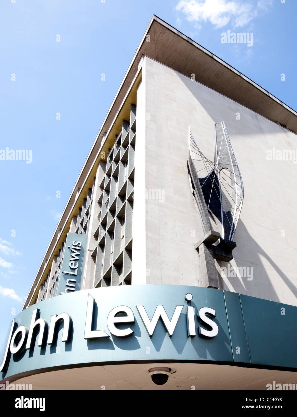 Geflügelte Figur von Barbara Hepworth auf John Lewis, Oxford Street, London Stockfoto