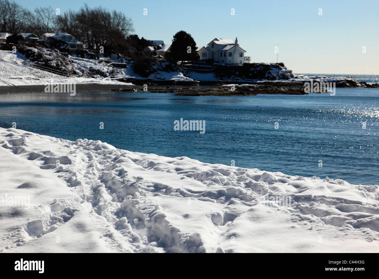 Schnee bedeckte Strand mit Spuren im Schnee Stockfoto