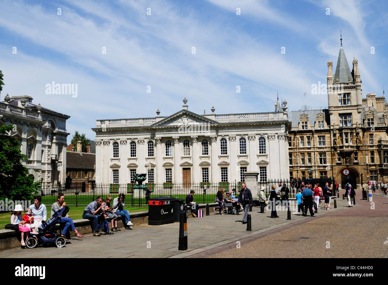 Straßenszene in Kings Parade mit dem Senat-Haus und Gonville and Caius College, Cambridge, England, UK Stockfoto