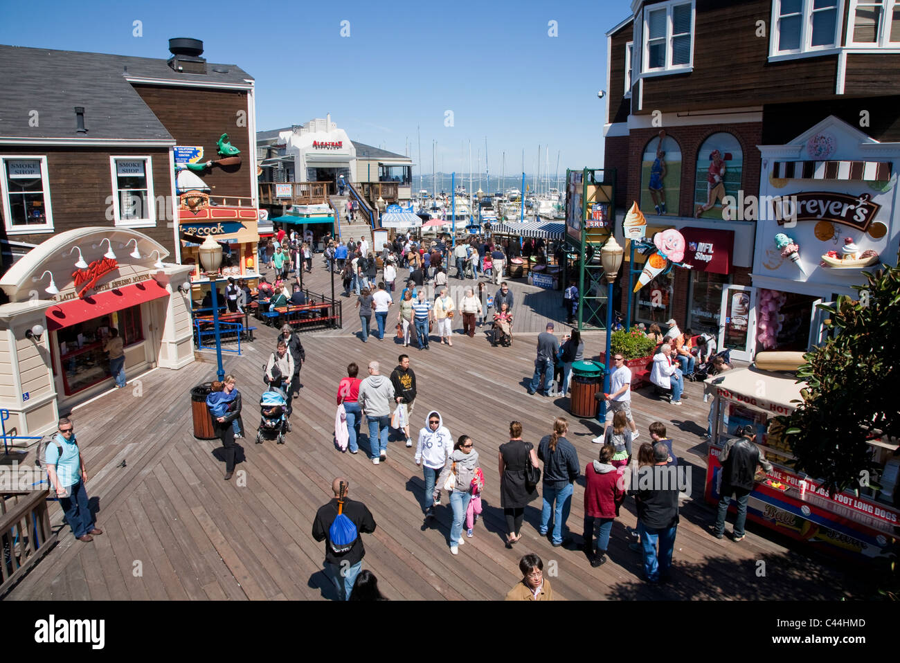 Blick von der hohen Promenade an der Pier 39 Marktplatz, Fishermans Wharf, San Francisco Stockfoto