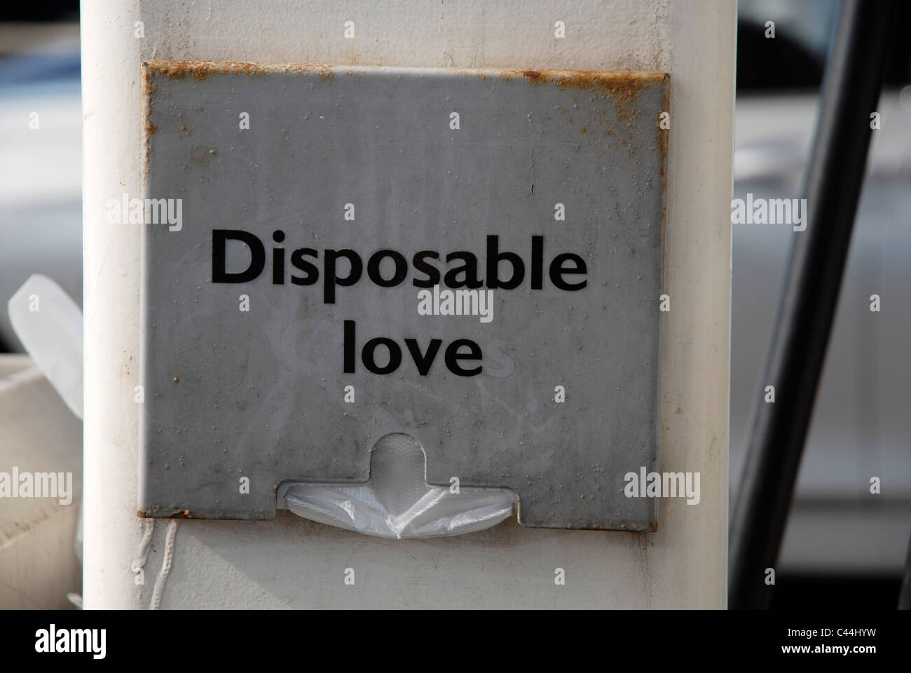 Ein Einweg-Handschuhe Zeichen auf eine Dieselpumpe geändert, um "Einweg-Liebe" zu lesen. Stockfoto