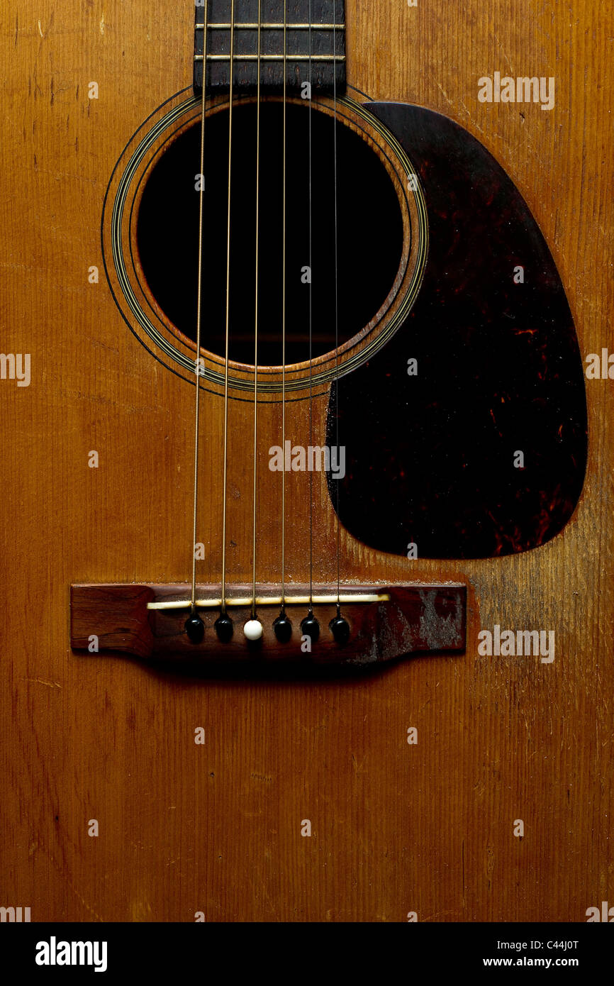 Eine Nahaufnahme der Resonanzboden und akustische Loch abgenutzt, alt, schmutzig, Vintage Akustikgitarre. Stockfoto