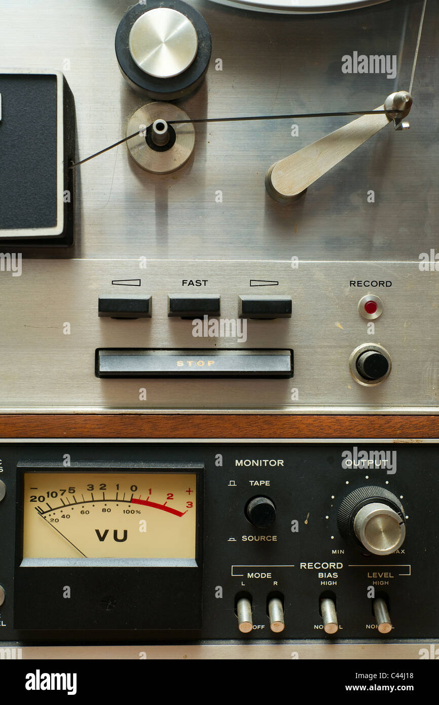 Teil eines alten, Vintage und schmutzigen analoge Rolle zu Rolle geben Sie Stereo-Tonbandgerät. Stockfoto