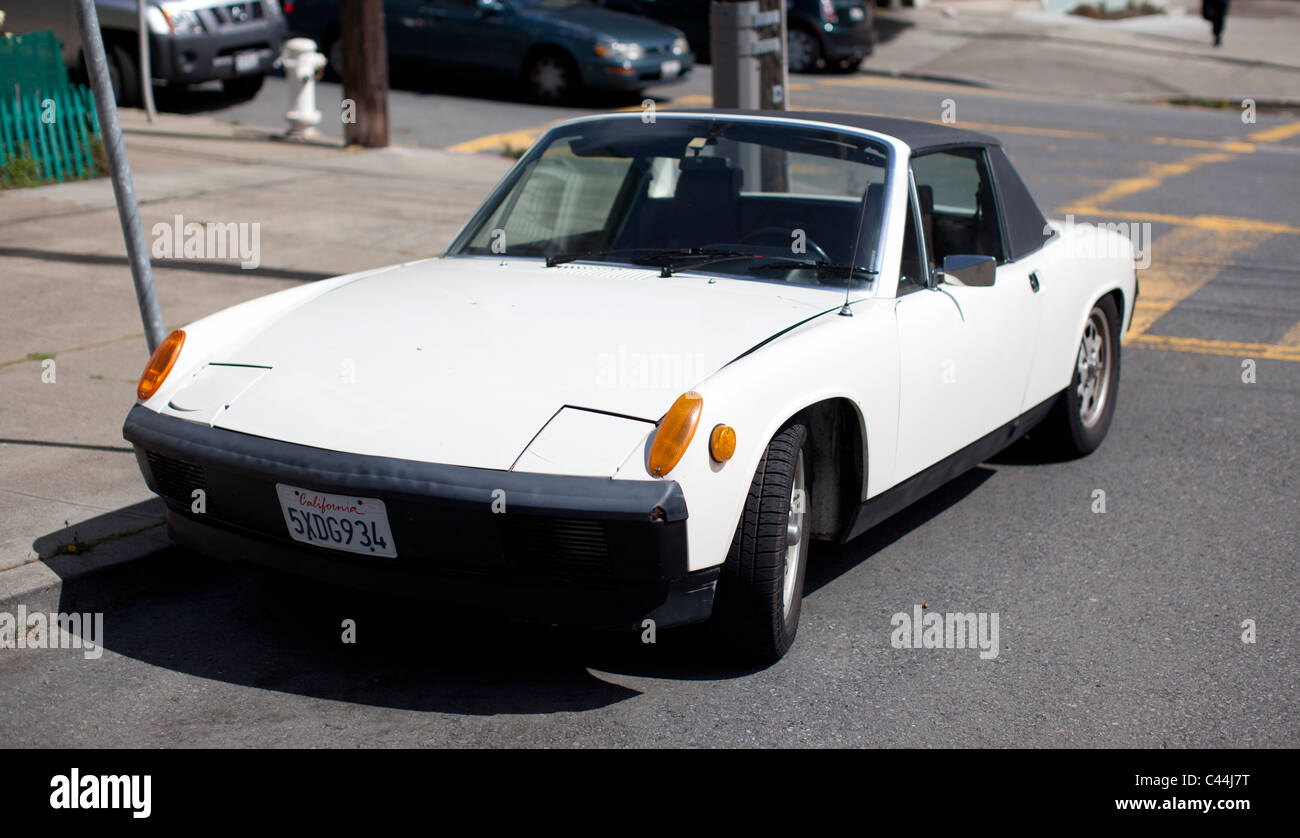 Porsche 914 1.7 luftgekühlte Roadster Auto, in weiß, in San Francisco, Kalifornien. Der Sportwagen wurde neben Volkswagen gebaut. Stockfoto