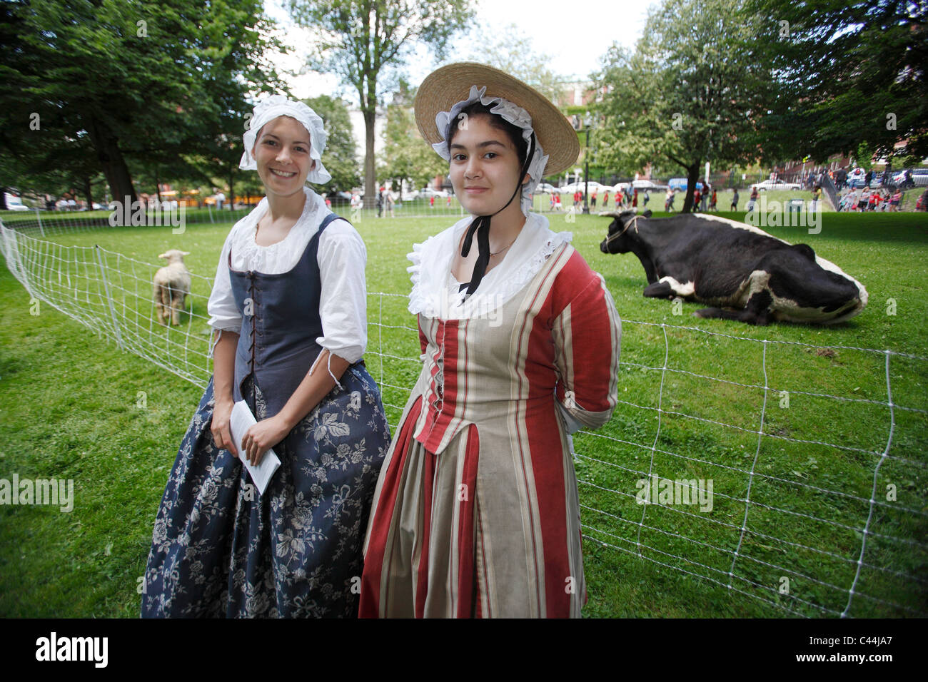 Frauen in der Kolonialzeit dress für Geschichte-Tages-Veranstaltung auf Boston Common Stockfoto