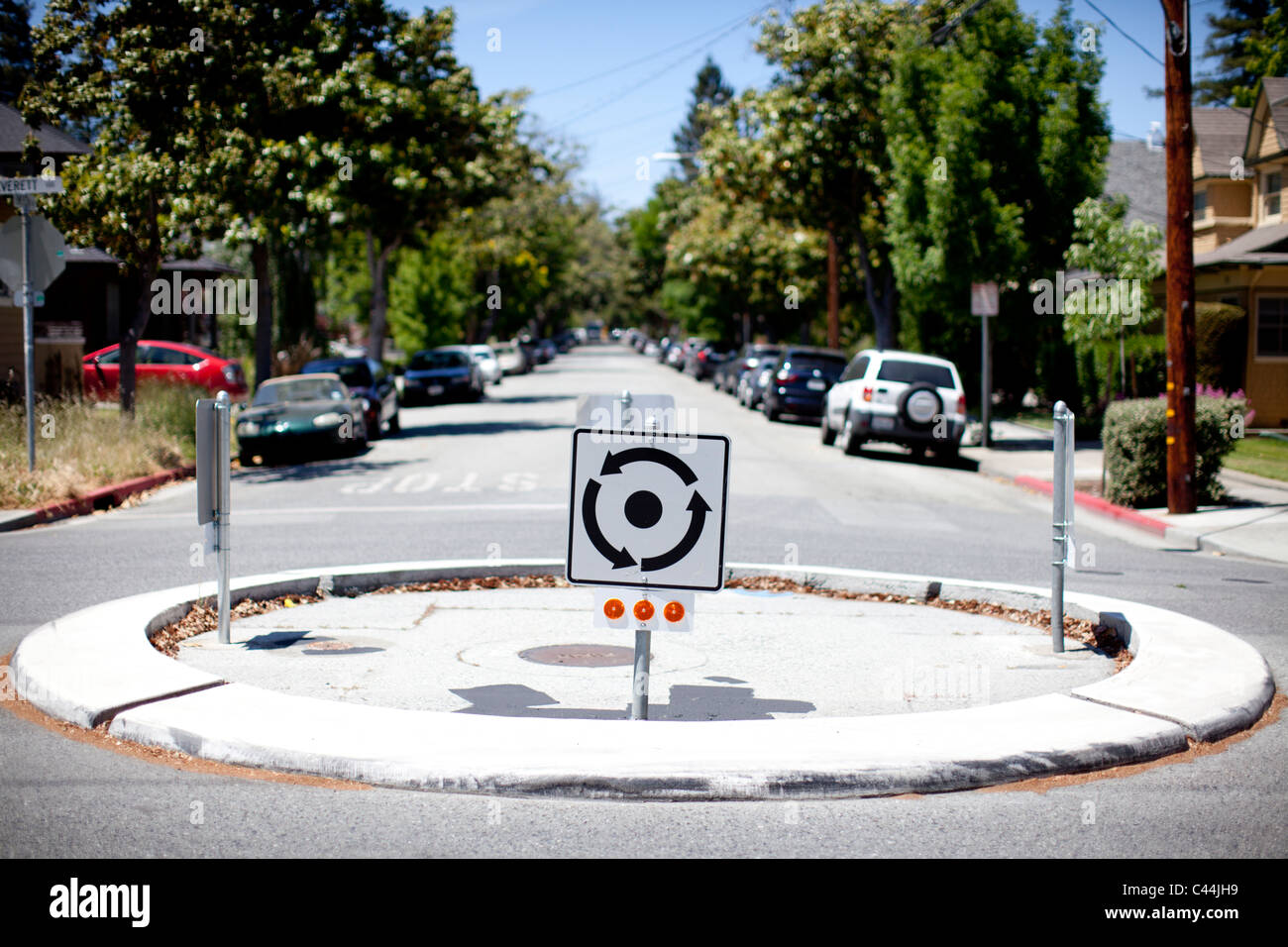 Rotierende Kreisel in Palo Alto, Kalifornien, USA. Die Straße ermöglicht Verkehr flüssig von vier Kreuzungen bewegt. Stockfoto