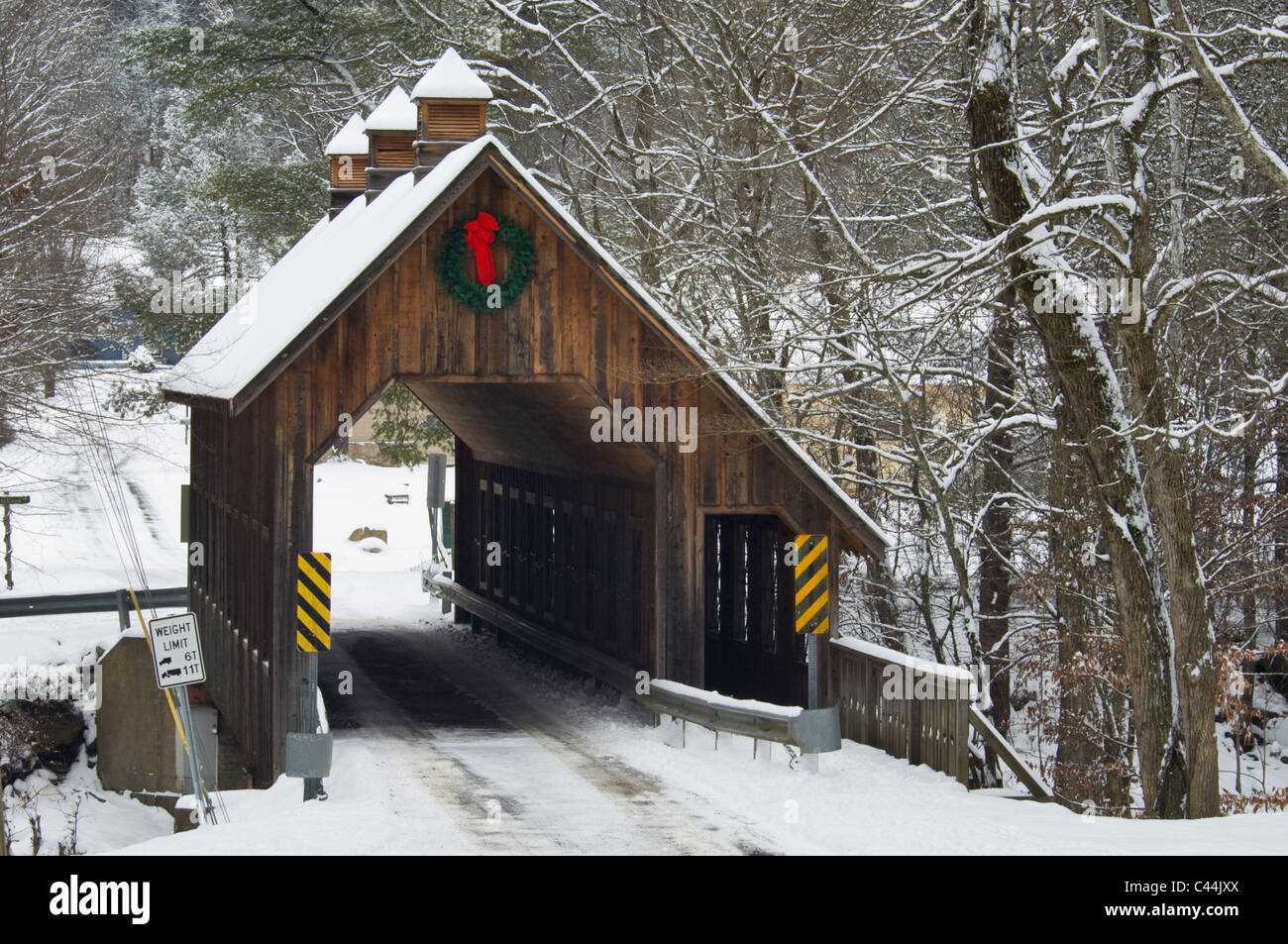 Emerts Cove überdachte Brücke bedeckt im frischen Schnee, Tennessee Stockfoto