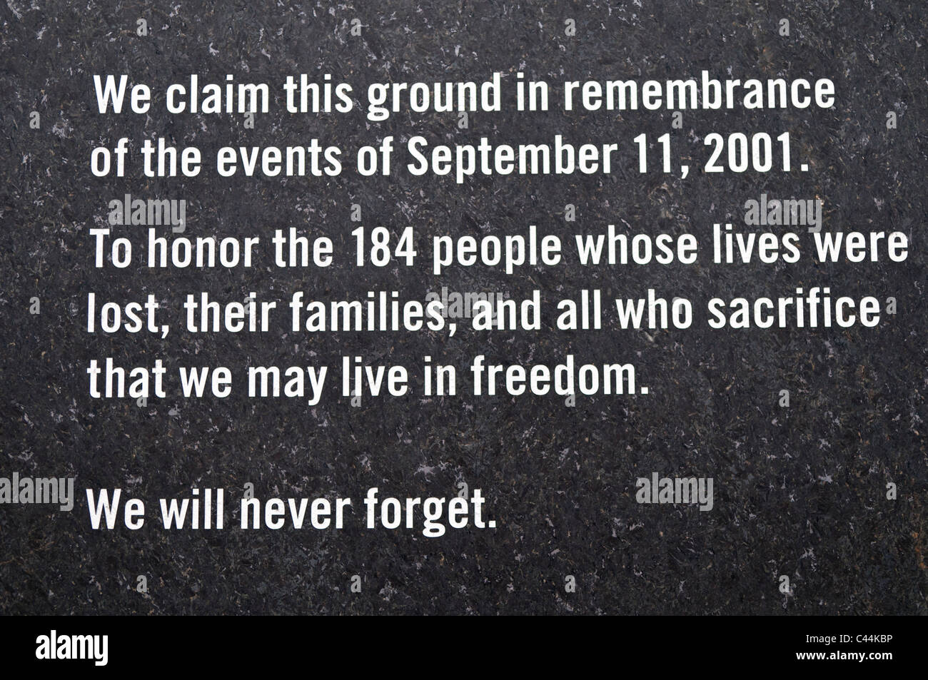 ARLINGTON, Virginia, USA – das Pentagon Memorial ist eine feierliche Hommage an die 184 Toten, die während des Angriffs auf das Pentagon am 11. September 2001 ums Leben kamen. Dieser besinnliche Raum befindet sich südwestlich des Pentagon-Gebäudes und verfügt über 184 Gedenkeinheiten, die jeweils einem einzelnen Opfer gewidmet sind und in einer Zeitachse ihres Alters angeordnet sind. Das Design mit seinen auskragenden Bänken und reflektierenden Pools schafft eine kraftvolle Umgebung für Erinnerung und Reflexion. Stockfoto