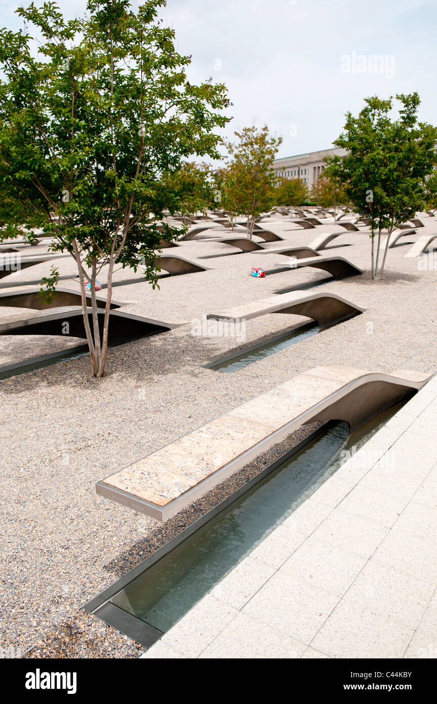 ARLINGTON, Virginia, USA – das Pentagon Memorial ist eine feierliche Hommage an die 184 Toten, die während des Angriffs auf das Pentagon am 11. September 2001 ums Leben kamen. Dieser besinnliche Raum befindet sich südwestlich des Pentagon-Gebäudes und verfügt über 184 Gedenkeinheiten, die jeweils einem einzelnen Opfer gewidmet sind und in einer Zeitachse ihres Alters angeordnet sind. Das Design mit seinen auskragenden Bänken und reflektierenden Pools schafft eine kraftvolle Umgebung für Erinnerung und Reflexion. Stockfoto