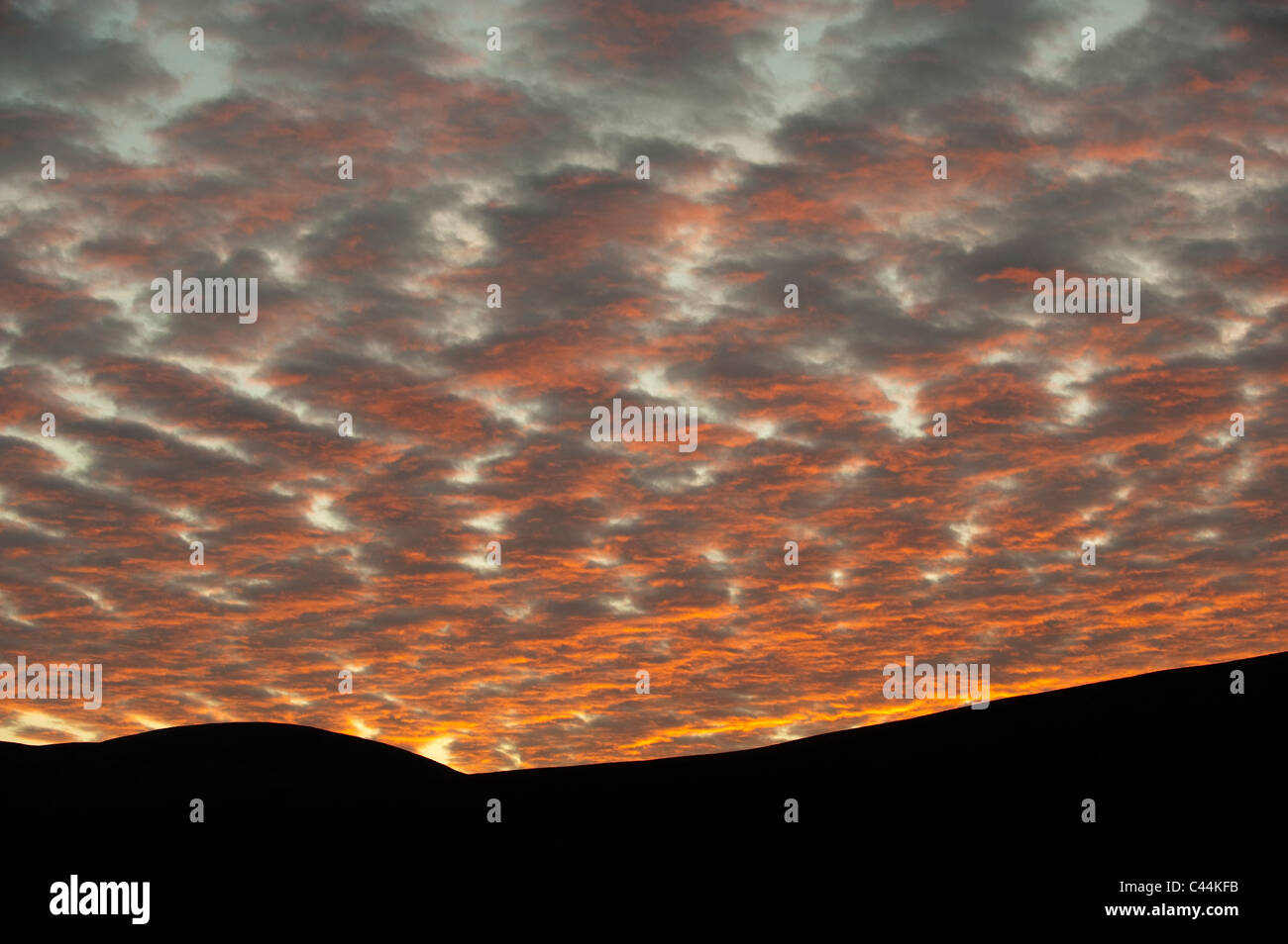 Sonnenuntergang über der Howgills mit Makrele Himmel Stockfoto