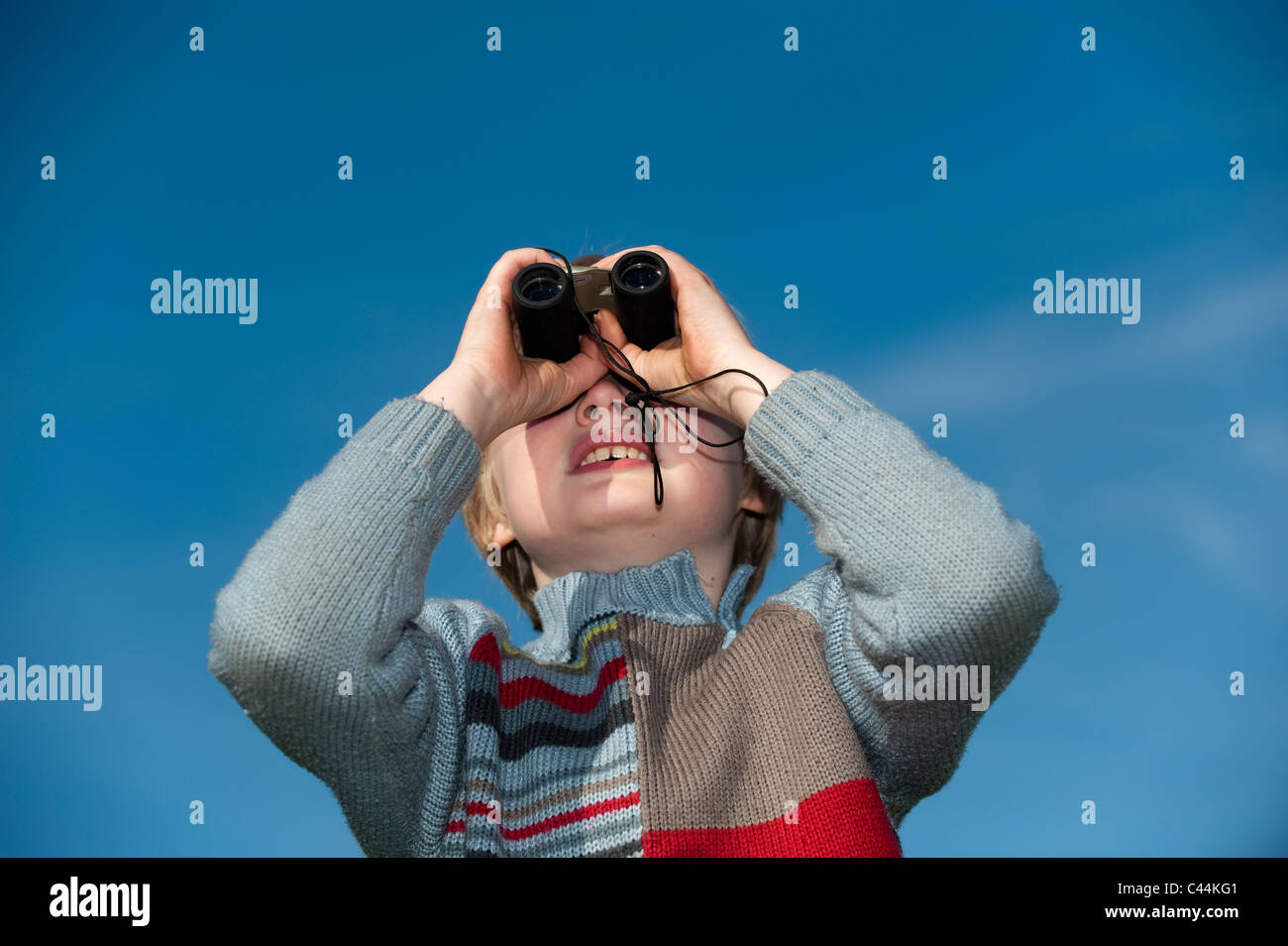Kleiner Junge Blick durch ein Fernglas Stockfotografie - Alamy