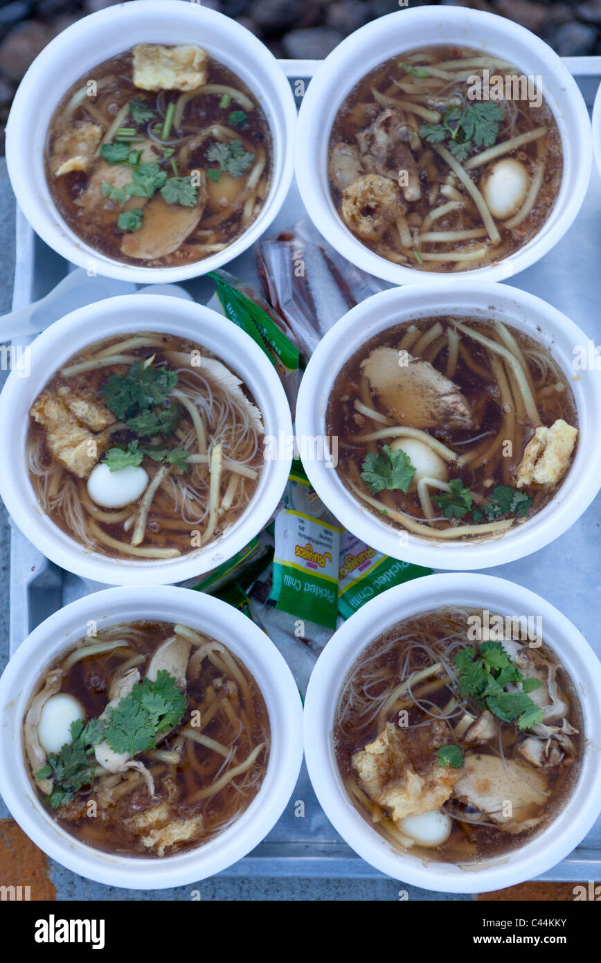 Essen zum Mitnehmen, das bereit ist, an Zugreisende am Bahnhof in Hua hin Thailand verkauft zu werden Stockfoto