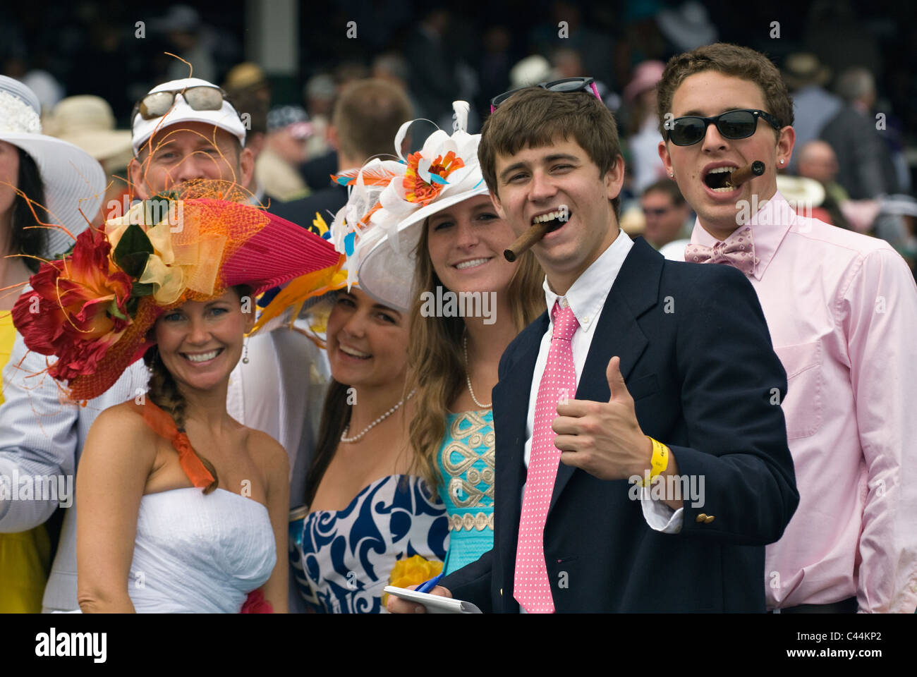 Gruppe junger Frauen und Männer, die Spaß auf der Tribüne beim Kentucky Derby 2011 in Louisville, Kentucky Stockfoto