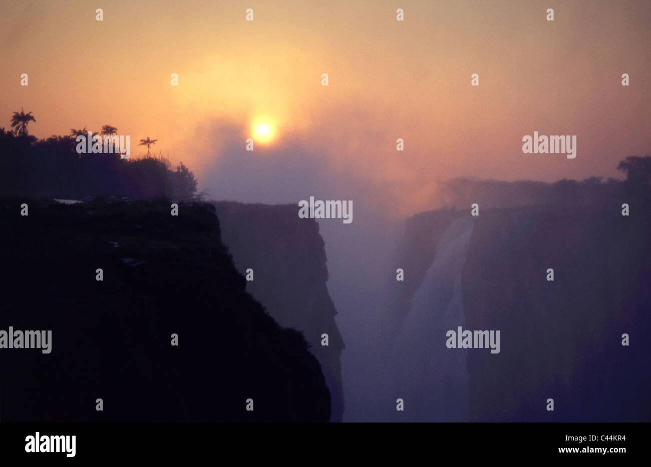 Victoriafälle am Fluss Sambesi bei Sonnenuntergang, Simbabwe & Grenze Sambia, Afrika Stockfoto