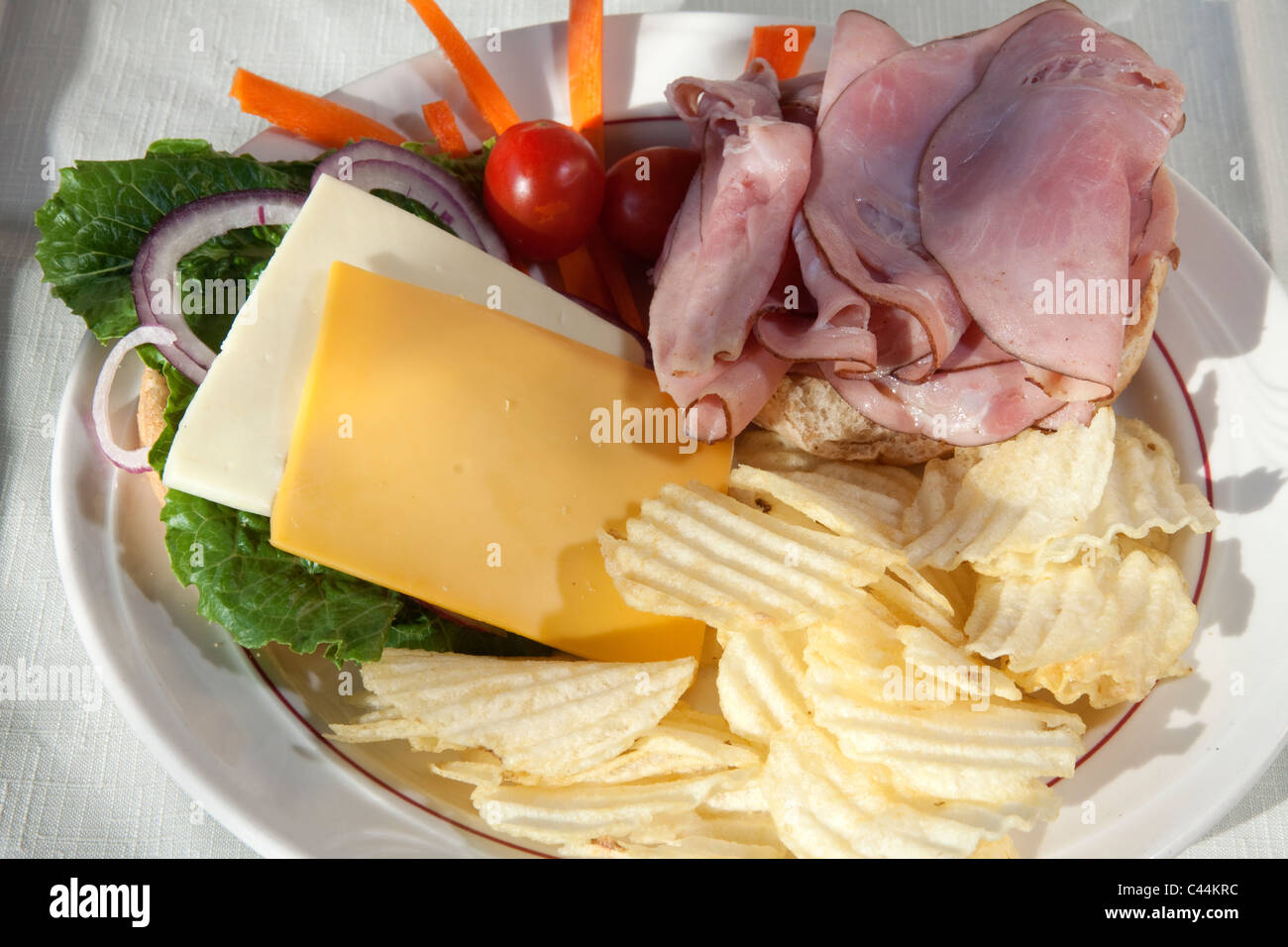 Offenen Schinkenbrot mit Kartoffel-Chips, Käse und Gemüse USA Stockfoto