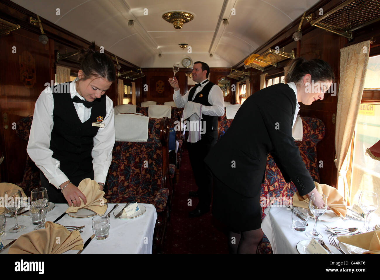 Mitarbeiter bereiten einen Wagen auf einer südlichen 473 Zug Horsted Keynes Station auf der Bluebell Railway, Sussex, UK. Stockfoto