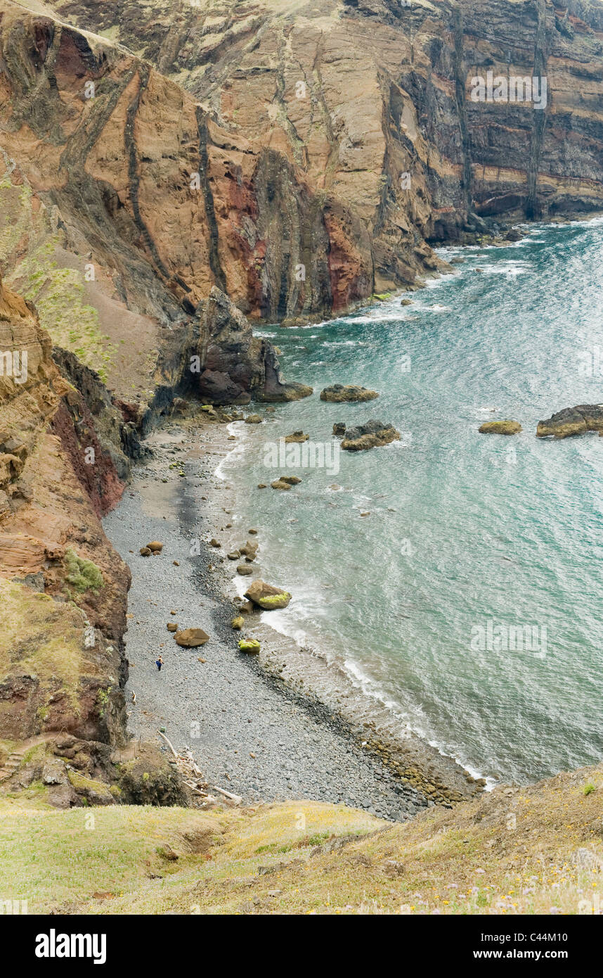 Strand unterhalb Vulkanlandschaft, Sao Lourenco Halbinsel, Madeira Stockfoto