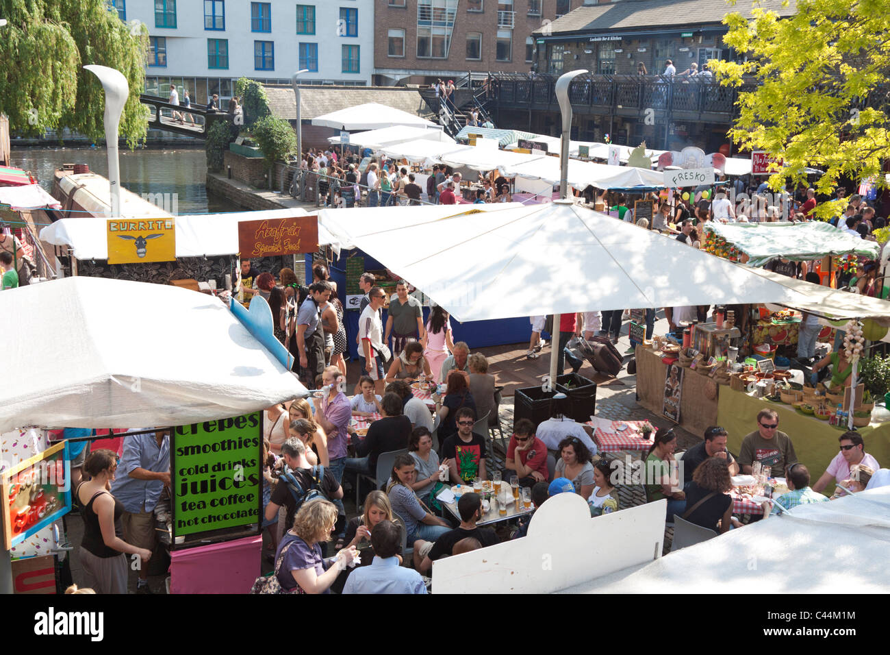 Am Wochenende Essen Stände - Camden Lock Market - London Stockfoto