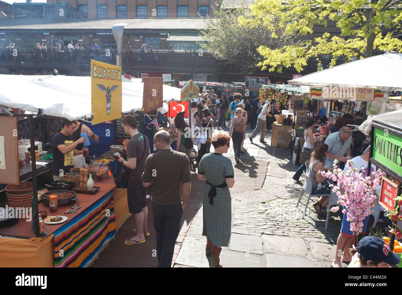 Am Wochenende Essen Stände - Camden Lock Market - London Stockfoto