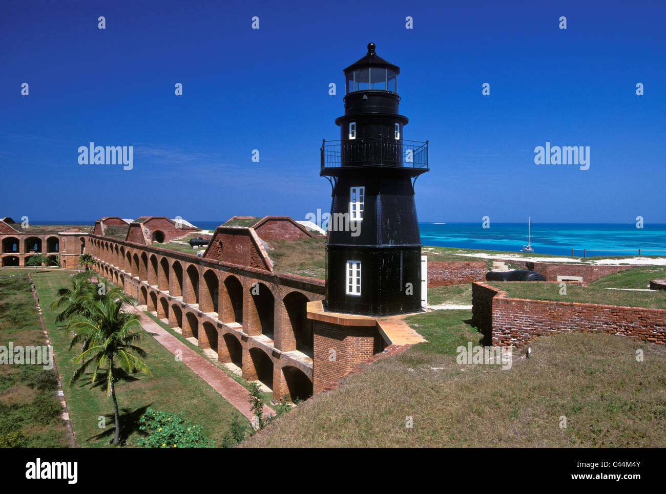 Garten wichtigen Leuchtturm und Fort Jefferson in Dry Tortugas Nationalpark in Monroe County, Florida Stockfoto