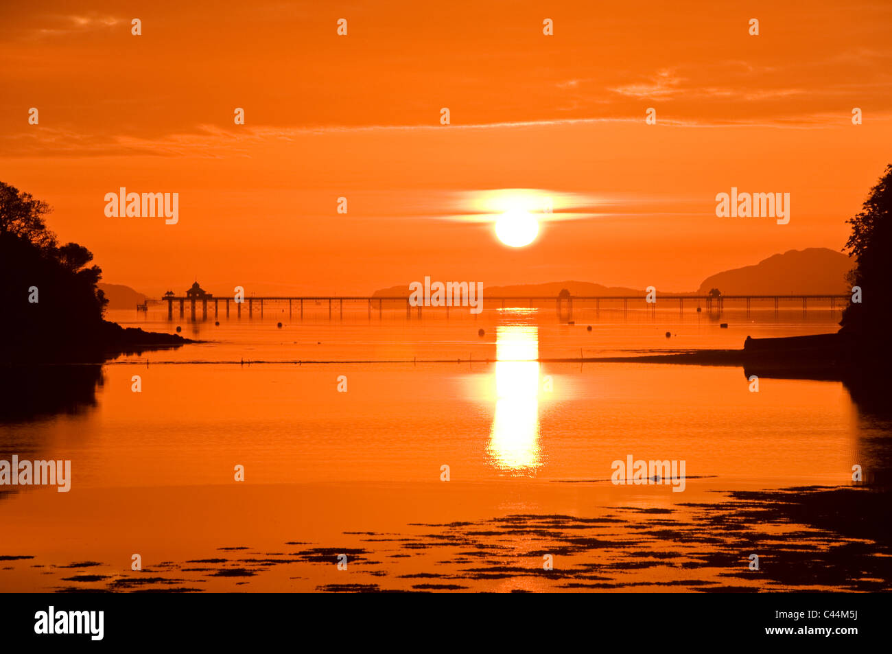 Bangor Pier, die Menai Straits & Great Orme Landzunge am Sunrise, Anglesey, North Wales, UK Stockfoto