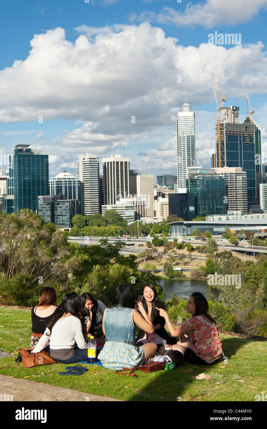 Frauen mit einem Picknick im Kings Park mit Skyline der Stadt im Hintergrund. Perth, Western Australia, Australien Stockfoto