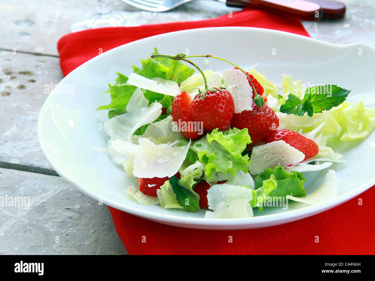Sommer-Salat mit Erdbeeren, Käse und Salat Stockfoto