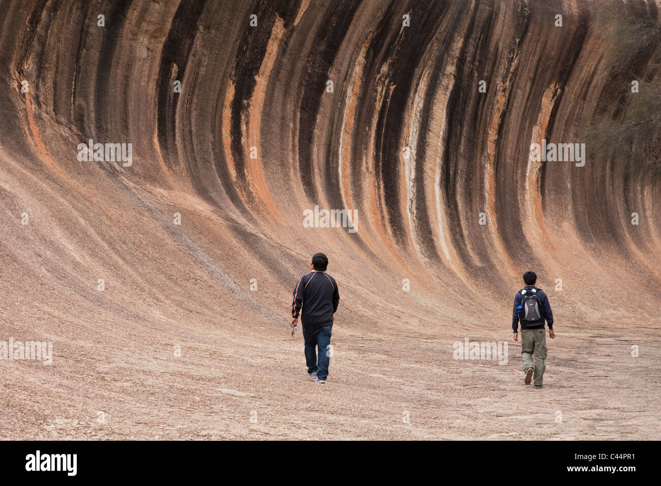 Touristen am Wave Rock - eine natürliche Felsformation nahe Hyden, Western Australia, Australien Stockfoto