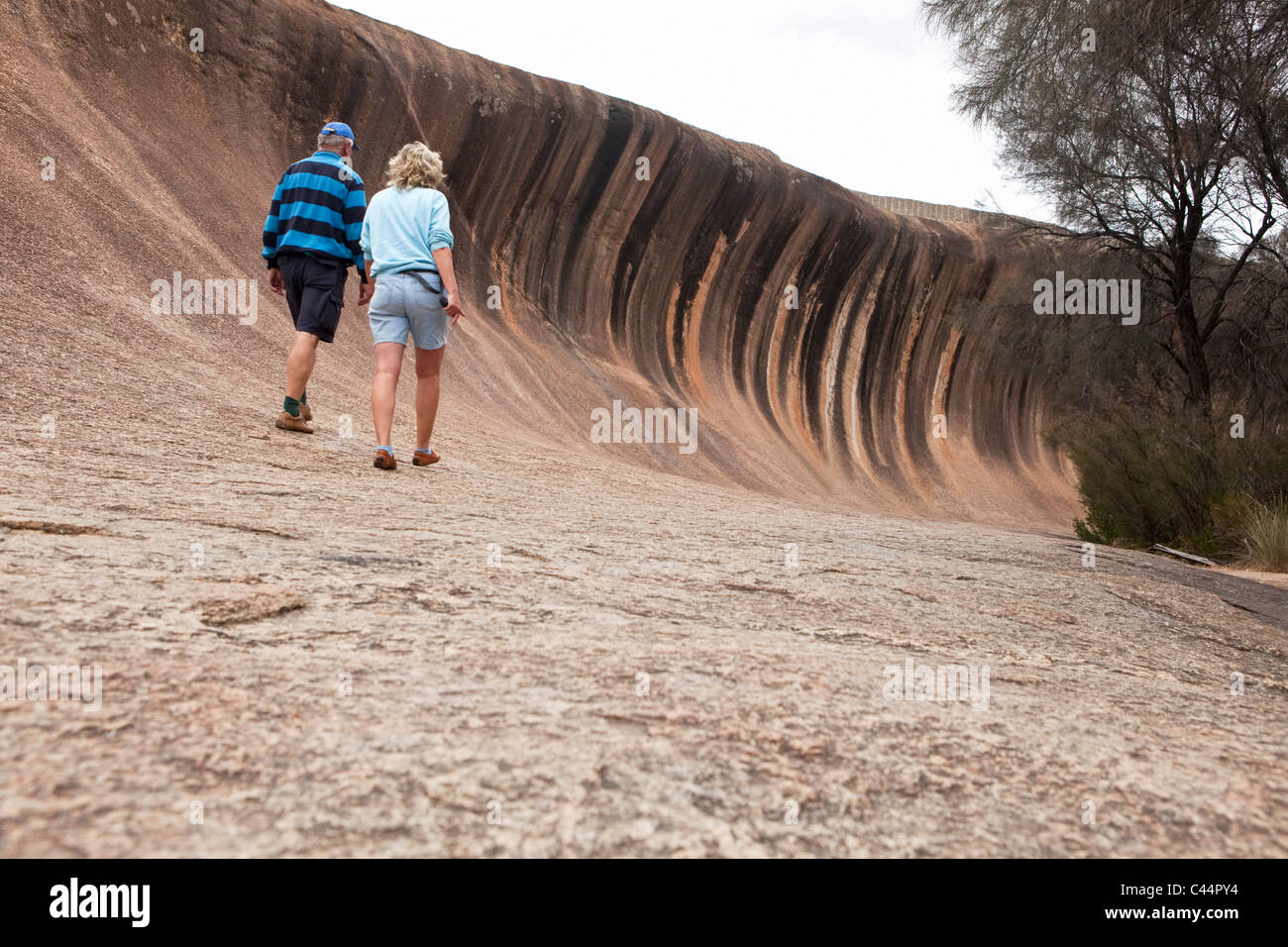 Touristen am Wave Rock - eine natürliche Felsformation nahe Hyden, Western Australia, Australien Stockfoto