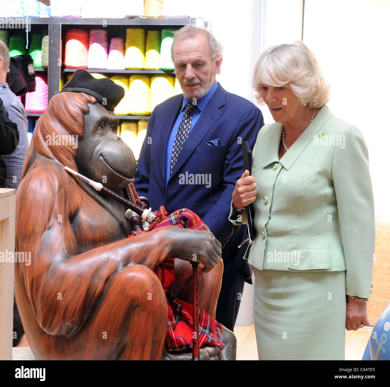 Camilla, Herzogin von Rothesay Besuch in Dovecot Studios Edinburgh. Die Herzogin von Rothesay mit ihrem Bruder Mark Shand abgebildet. Stockfoto