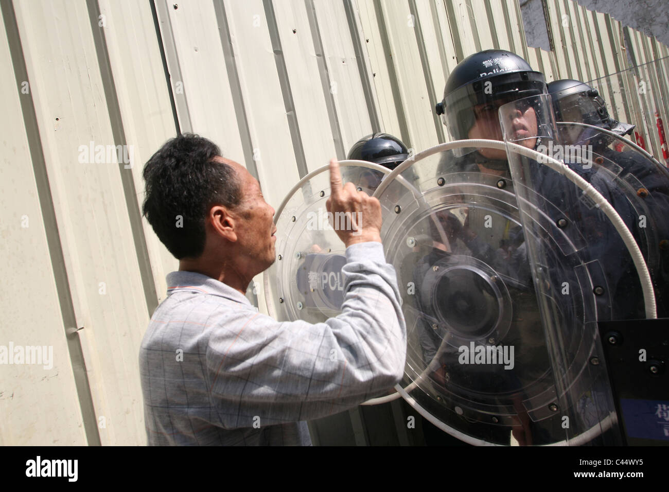 Chinesischer Mann kämpfen Protest gegen die Polizei in einer Demonstration, Macau Stockfoto