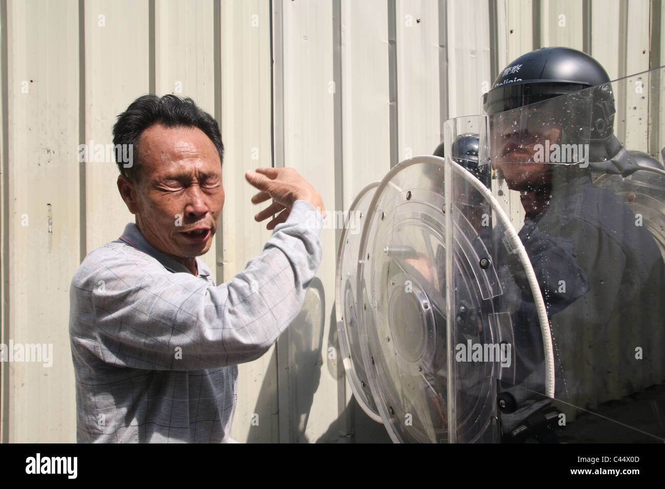Chinesischer Mann kämpfen Protest gegen die Polizei in einer Demonstration, Macau Stockfoto